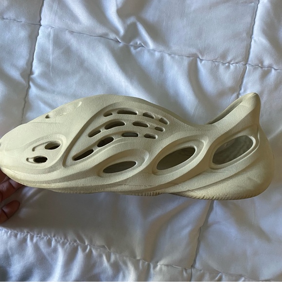 Yeezy Foam Runners “Sand” Sneaker - Picture 4 of 7